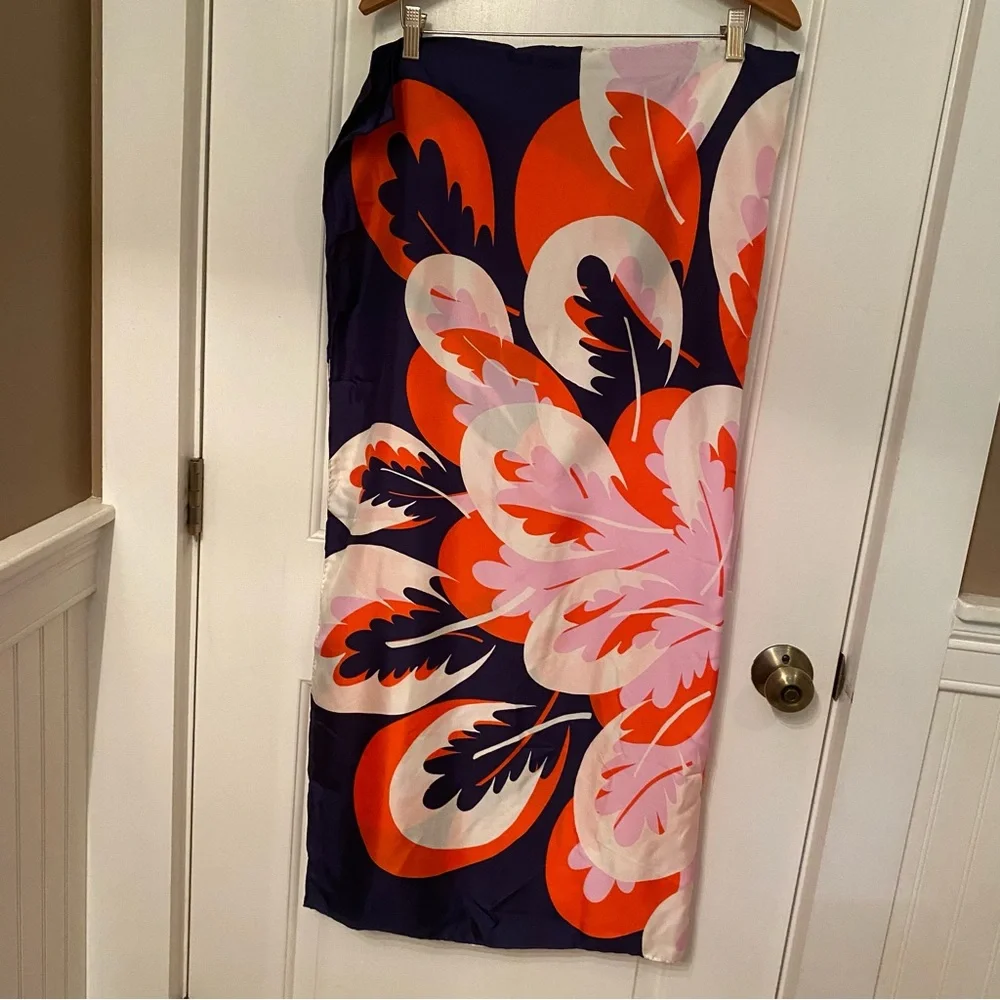 DIANE VON FURSTENBERG SCARF WHITE BLUE FLORAL SILK SQUARE LUXURY ACCESSORY